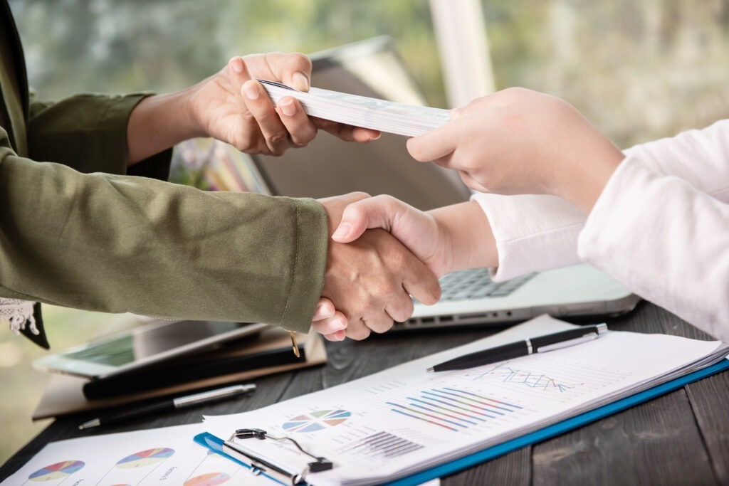 Comprador y vendedor cierran con un apretón de manos la compraventa de una empresa